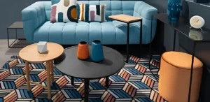 Grand tapis salon avec motifs élégants et géométriques.